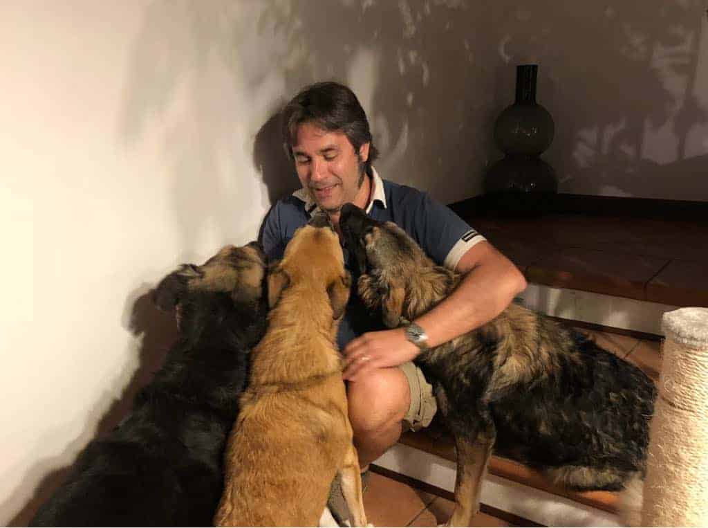 Stefano con tutti e tre i cani